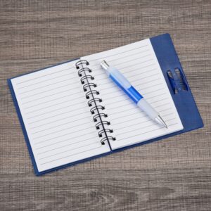 CADERNO PLÁSTICO COM CANETA 14,8X16,1CM BA159M2